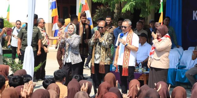 Pj. Gubernur Samsudin Dampingi Menteri Perdagangan Zulkifli Hasan dalam Kunjungan Kerja di SMAN 1 Jatiagung