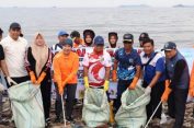 Pj Gubernur Lampung Samsudin Buka Kegiatan Coastal Clean Up 2024 di Pantai Payang Panjang