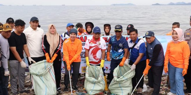 Pj Gubernur Lampung Samsudin Buka Kegiatan Coastal Clean Up 2024 di Pantai Payang Panjang