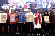 – Staf Ahli bidang Ekonomi, Keuangan dan Pembangunan Provinsi Lampung, Zainal Abidin, mengikuti Rapat Koordinasi Pengendalian Inflasi Daerah secara daring, di Ruang Command Center Lt. II Dinas Kominfotik Provinsi Lampung, Selasa (17/9/2024).  Deputi bidang Statistik Distribusi dan Jasa BPS Pudji Ismartini menyampaikan bahwa Komoditas Sigaret Kretek Mesin (SKM) dan emas perhiasan pada Januari – Agustus 2024 selalu mengalami inflasi secara bulanan (mtm).  Komoditas beras pada Januari – Agustus 2024 dominan mengalami inflasi secara bulanan (mtm), sedangkan komoditas cabai rawit berfluktuasi di periode yang sama, tetapi sejak Juni 2024 terus mengalami inflasi secara bulanan (mtm).  Menyikapi harga komoditas beras yang dominan mengalami inflasi secara bulanan, Deputi bidang Kerawanan Pangan dan Gizi Nyoto Suwignyo meminta seluruh daerah agar terus melaksanakan SPHP dan Gerakan Pangan Murah (GPM) dengan memfokuskan pada komoditas beras.  Di akhir Rakor, Plt. Sekjen Kemendagri Tomsi Tohir meminta instansi terkait untuk melakukan pemantauan dan segera mengambil tindakan terkait kenaikan harga sejumlah komoditas diatas Harga Eceran Tertinggi (HET) yang telah ditetapkan (Rp. 15.700), seperti minyak goreng (Minyakita).