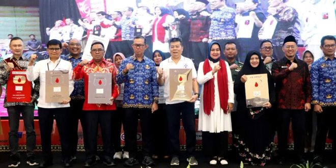 – Staf Ahli bidang Ekonomi, Keuangan dan Pembangunan Provinsi Lampung, Zainal Abidin, mengikuti Rapat Koordinasi Pengendalian Inflasi Daerah secara daring, di Ruang Command Center Lt. II Dinas Kominfotik Provinsi Lampung, Selasa (17/9/2024).  Deputi bidang Statistik Distribusi dan Jasa BPS Pudji Ismartini menyampaikan bahwa Komoditas Sigaret Kretek Mesin (SKM) dan emas perhiasan pada Januari – Agustus 2024 selalu mengalami inflasi secara bulanan (mtm).  Komoditas beras pada Januari – Agustus 2024 dominan mengalami inflasi secara bulanan (mtm), sedangkan komoditas cabai rawit berfluktuasi di periode yang sama, tetapi sejak Juni 2024 terus mengalami inflasi secara bulanan (mtm).  Menyikapi harga komoditas beras yang dominan mengalami inflasi secara bulanan, Deputi bidang Kerawanan Pangan dan Gizi Nyoto Suwignyo meminta seluruh daerah agar terus melaksanakan SPHP dan Gerakan Pangan Murah (GPM) dengan memfokuskan pada komoditas beras.  Di akhir Rakor, Plt. Sekjen Kemendagri Tomsi Tohir meminta instansi terkait untuk melakukan pemantauan dan segera mengambil tindakan terkait kenaikan harga sejumlah komoditas diatas Harga Eceran Tertinggi (HET) yang telah ditetapkan (Rp. 15.700), seperti minyak goreng (Minyakita).
