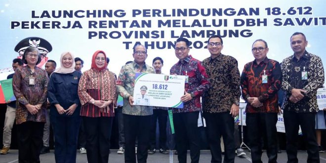 Pj. Gubernur Samsudin Berikan Bantuan Program Jaminan Sosial Ketenagakerjaan bagi Pekerja Rentan Sektor Perkebunan Sawit