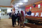 Hendry Rosyadi Serahkan Palu Kepemimpinan Ke Erma Yusneli Sebagai Ketua DPRD Kabupaten Lamsel 2024-2029