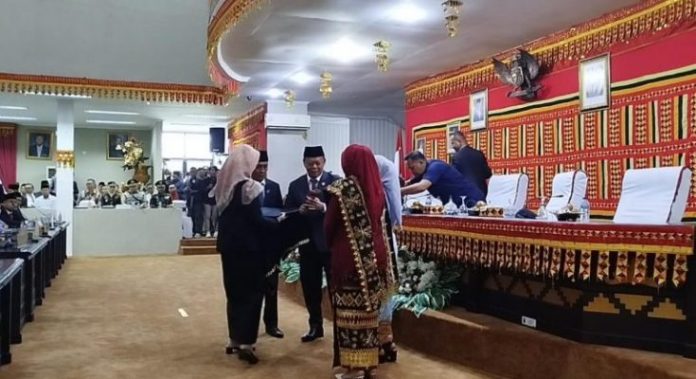 Hendry Rosyadi Serahkan Palu Kepemimpinan Ke Erma Yusneli Sebagai Ketua DPRD Kabupaten Lamsel 2024-2029