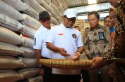 Pj. Gubernur Lampung Tinjau Ketersediaan Beras di Gudang Bulog Lampung Barat Aman Hingga Akhir Tahun 2024