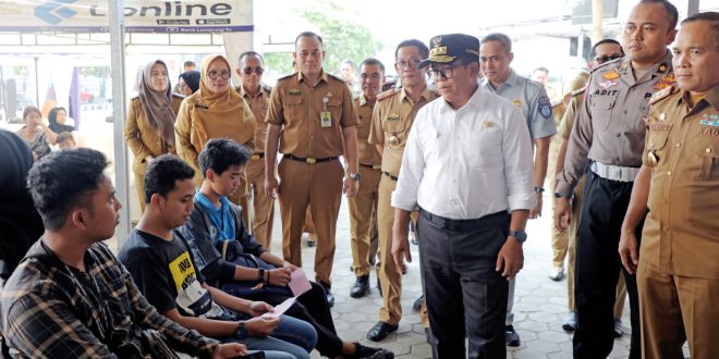 Pj. Gubernur Samsudin Tinjau Pelaksanaan Program Pemutihan Pajak Kendaraan Bermotor di Kantor Samsat Rajabasa Bandarlampung