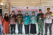 Pj. Gubernur Samsudin Lakukan Penyalaan Sambungan Listrik Perdana Tanda Dimulainya Bantuan Pemasangan Listrik Gratis Masyarakat Pra-Sejahtera di Kabupaten Mesuji