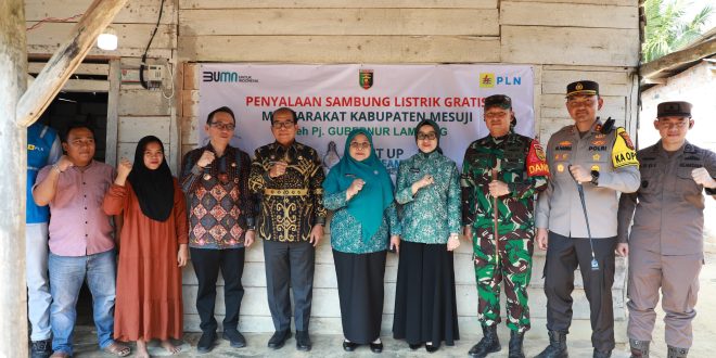 Pj. Gubernur Samsudin Lakukan Penyalaan Sambungan Listrik Perdana Tanda Dimulainya Bantuan Pemasangan Listrik Gratis Masyarakat Pra-Sejahtera di Kabupaten Mesuji