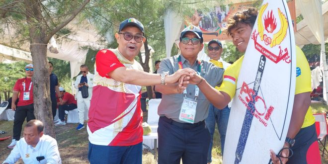 Kunjungi 4 Atlet PON Lampung Cabor Selancar Ombak, Pj. Gubernur Samsudin Beri Semangat untuk Taklukkan Ombak Pantai Aceh dan Rebut Medali Emas