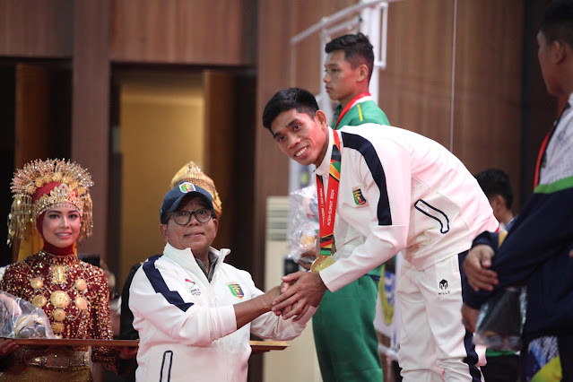 Samsudin Pj. Gubernur Lampung Kalungkan Medali Emas kepada Atlet Muaythai Lampung Peraih Medali Emas