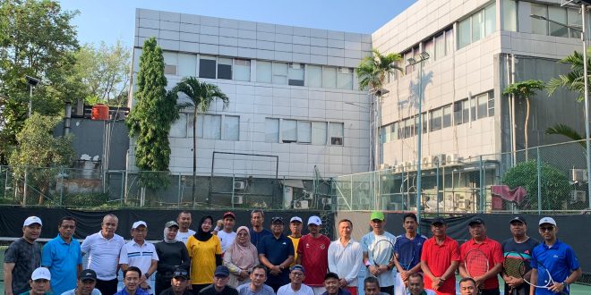 Tingkatkan Silaturahmi dan Sinergitas, Pj. Gubernur Samsudin dan Jajaran Pemprov Olahraga Tenis Bersama Jajaran Kemenpora RI