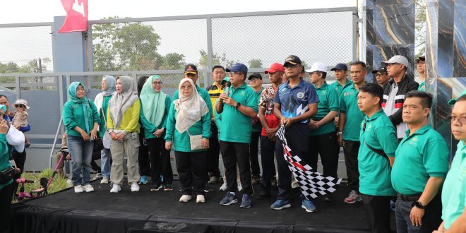 Pj. Gubernur Samsudin dan Ibu Maidawati Ikuti Jalan Sehat dalam Rangka Memperingati Hari Perhubungan Nasional Tahun 2024