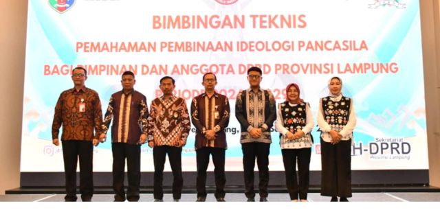 Ketua Sementara DPRD Ahmad Giri Akbar Memberikan Sambutan Dalam Pembukaan Bimtek Pembinaan Ideologi Pancasila