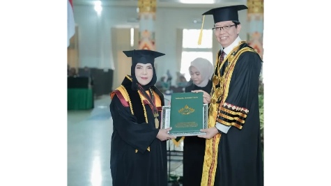 Walikota Eva Dwiana Raih Gelar Magister Hukum Ekonomi Predikat Cumlaude