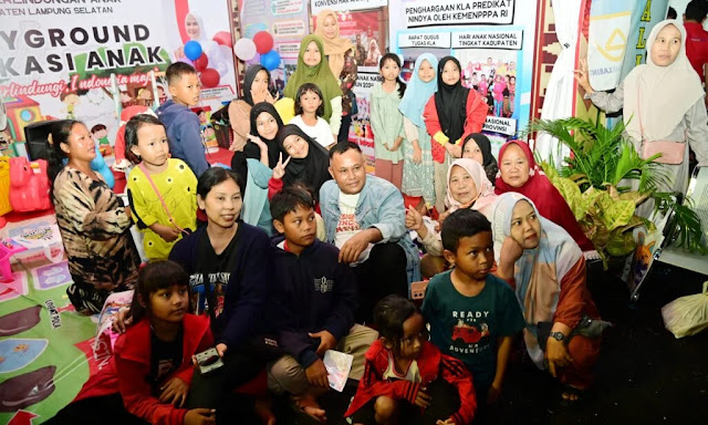 Nanang Ermanto Bupati Lamsel Kunjungi Stand Dinas PPPA Usung Konsep Ramah Anak di Lampung Selatan Expo 2024, Ada Es Krim Gratis