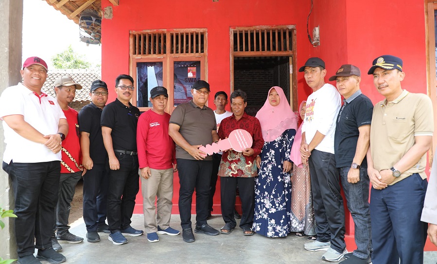 Nanang Ermanto Resmikan Hasil Bedah Rumah Milik Warga Pasuruan