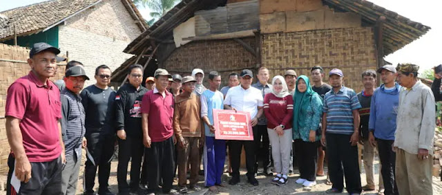 Nanang Ermanto Bupati Kabupaten Lampung Selatan Serahkan Bantuan Bedah Rumah di Kecamatan Bakauheni dan Rajabasa