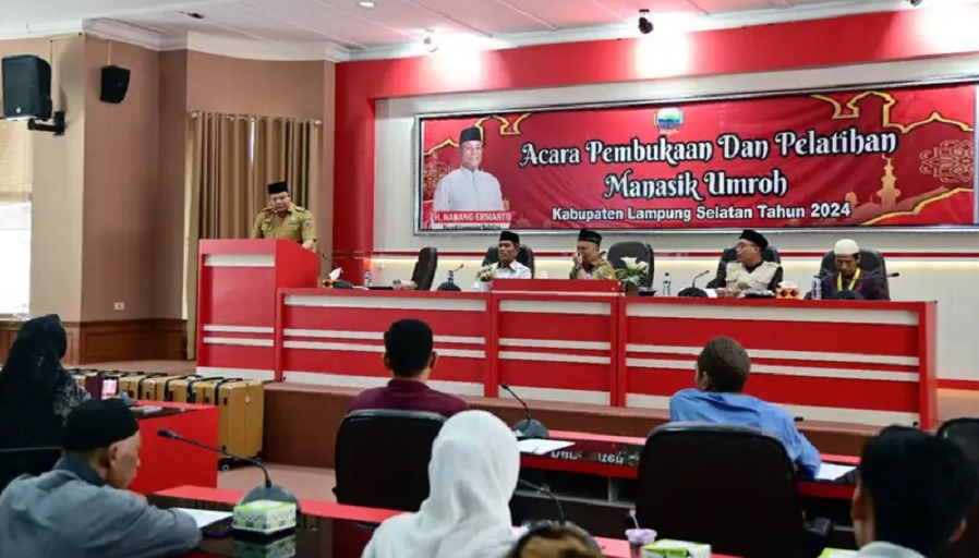 Pemkab Lampung Selatan Berangkatkan 15 Orang Ibadah Umrah