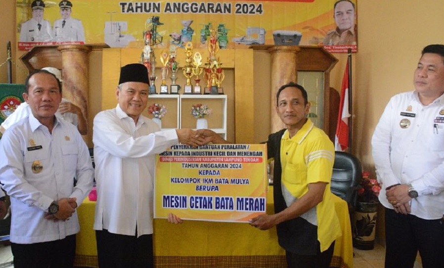 Pemkab Lampung Tengah Berikan Bantuan Peralatan Mesin Kepada 9 Kelompok IKM