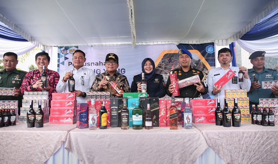 Pj Gubernur Samsudin Hadiri Pemusnahan Rokok dan Miras Ilegal