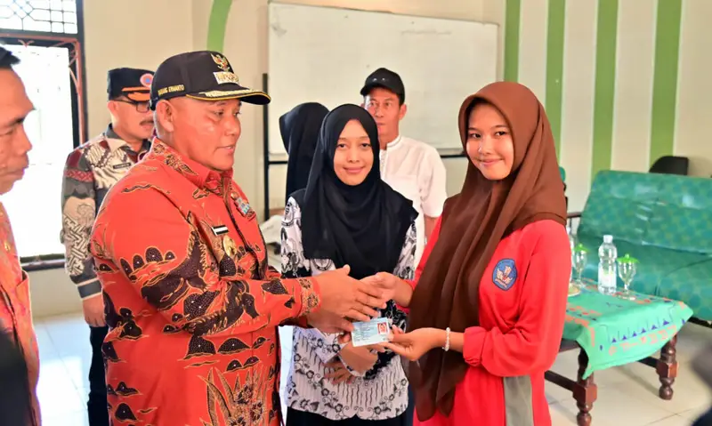 Jemput Bola,Nanang Ermanto Bagikan e-Ktp Untuk Siswa Pemula Usia 17 Tahun Di MAS Daarul Maarif