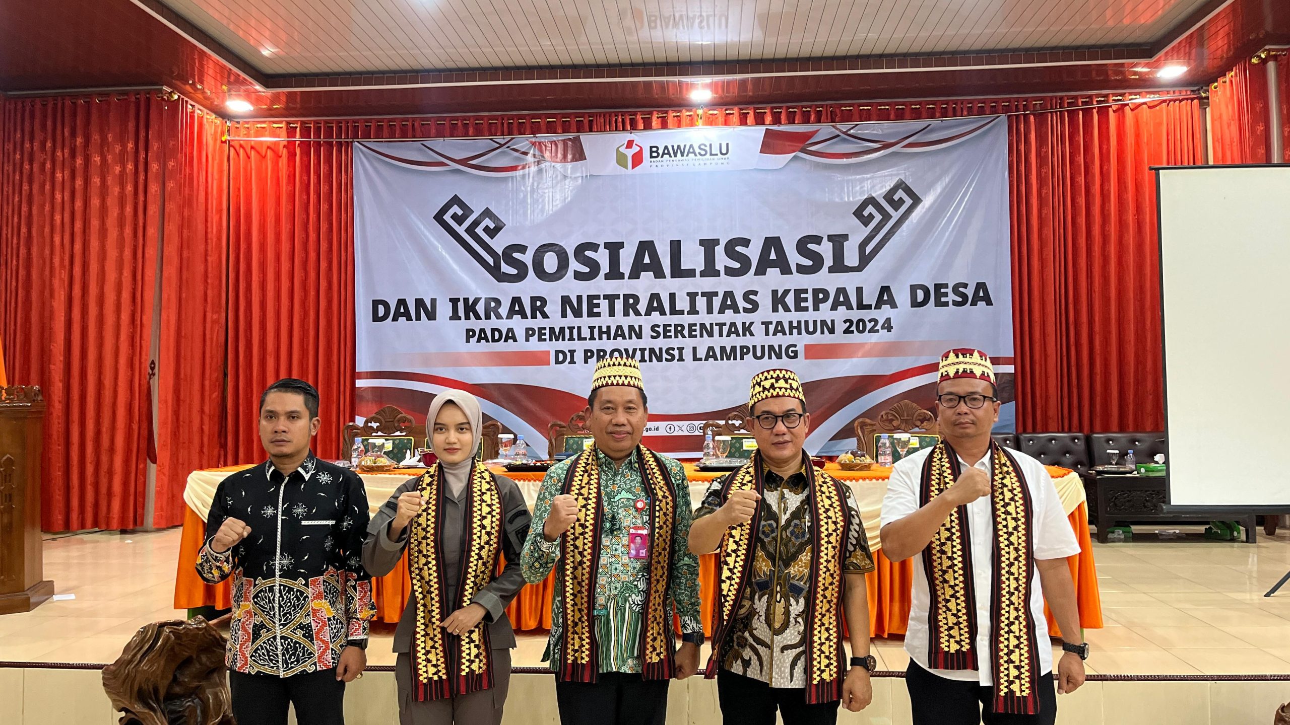 Pj. Sekretaris Daerah Kabupaten Tanggamus Menghadiri Sosialisasi dan Ikrar Netralitas Kepala Desa pada Pemilihan Serentak Tahun 2024 di Provinsi Lampung.