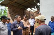 Tinjau Lokasi Bencana Puting Beliung, Pemkab Pesawaran Berikan Bantuan Kepada Warga Terdampak di Desa Pejambon