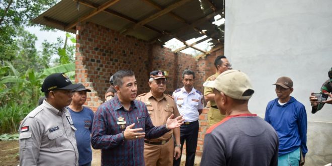Tinjau Lokasi Bencana Puting Beliung, Pemkab Pesawaran Berikan Bantuan Kepada Warga Terdampak di Desa Pejambon