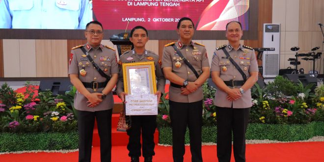 Kapolda Lampung Berikan Penghargaan Untuk Bripka Rico