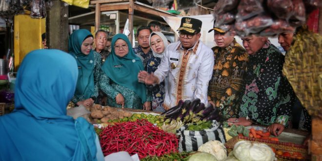 Pj. Gubernur Tinjau Harga Bahan Kebutuhan Pokok di Pasar Gadingrejo Pringsewu