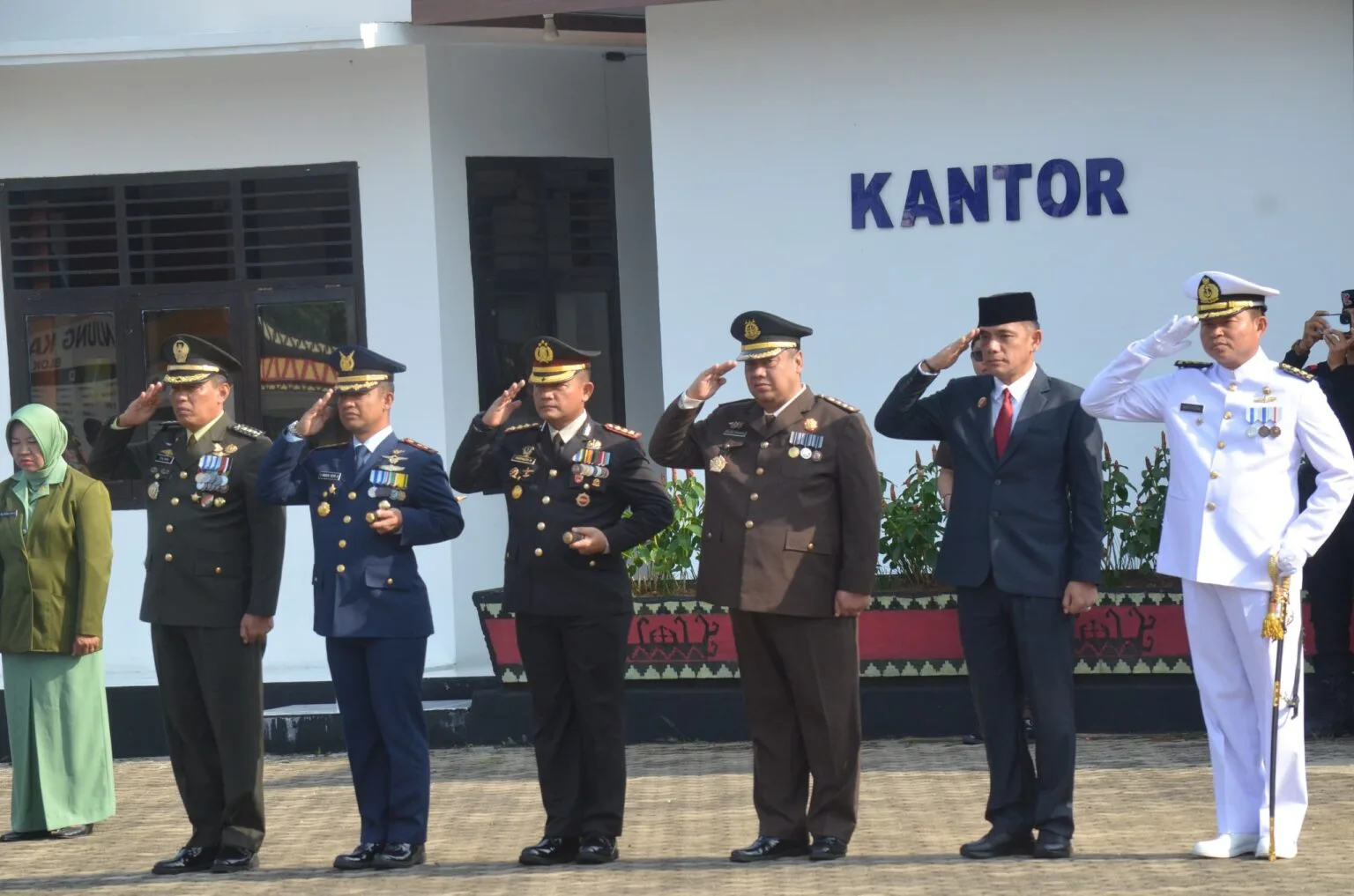 CENTRALBERITA -Jelang HUT Ke-79 TNI Tahun 2024 Prajurit Dan PNS TNI Wilayah Lampung melaksanakan Ziarah Nasional.
