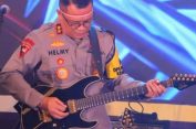 Bawakan Beberapa Lagu Dari Melodi Gitar Professional Kapolda Lampung dan Nyanyian Pelajar SMA 2 Getarkan Semangat Persatuan untuk Pilkada