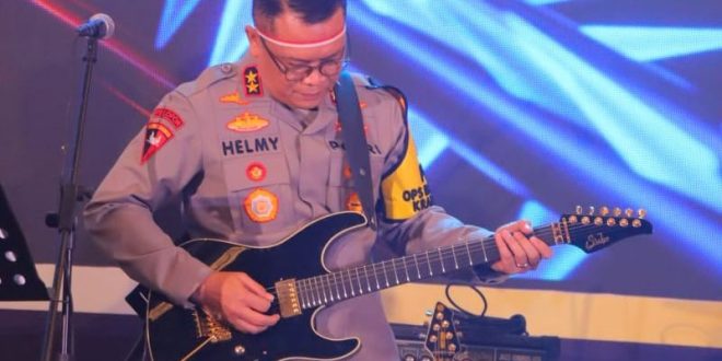 Bawakan Beberapa Lagu Dari Melodi Gitar Professional Kapolda Lampung dan Nyanyian Pelajar SMA 2 Getarkan Semangat Persatuan untuk Pilkada