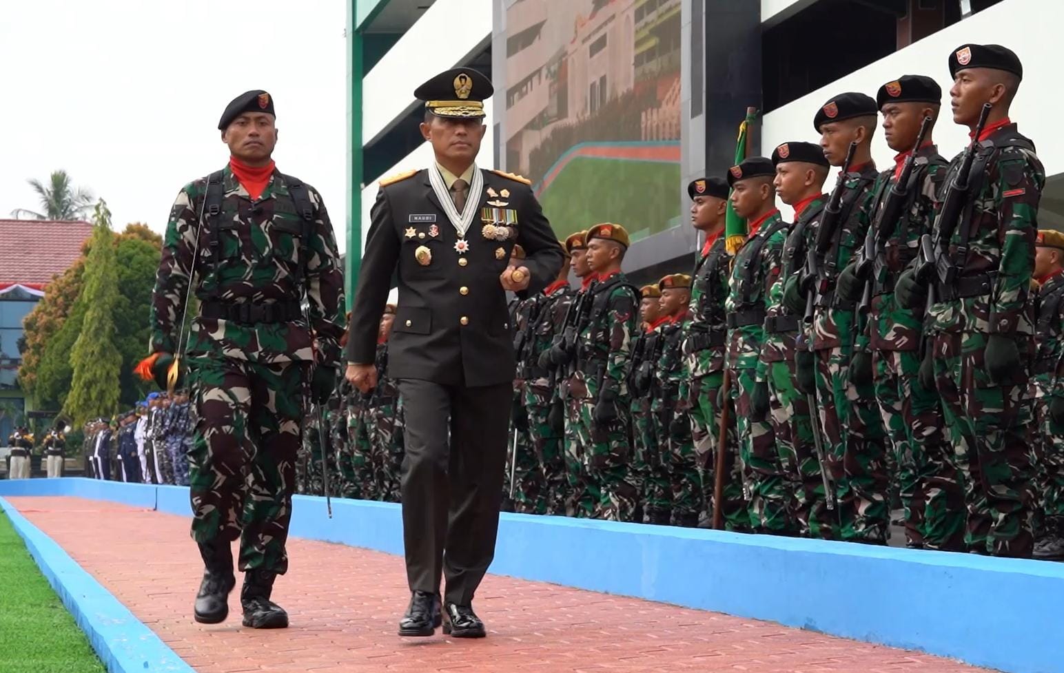 Centralberita -Danrem 043/Gatam Ikuti Upacara, Parade, Defile, Acara Syukuran Dan Hiburan HUT Ke-79 TNI Tahun 2024 Di Makodam II/Swj