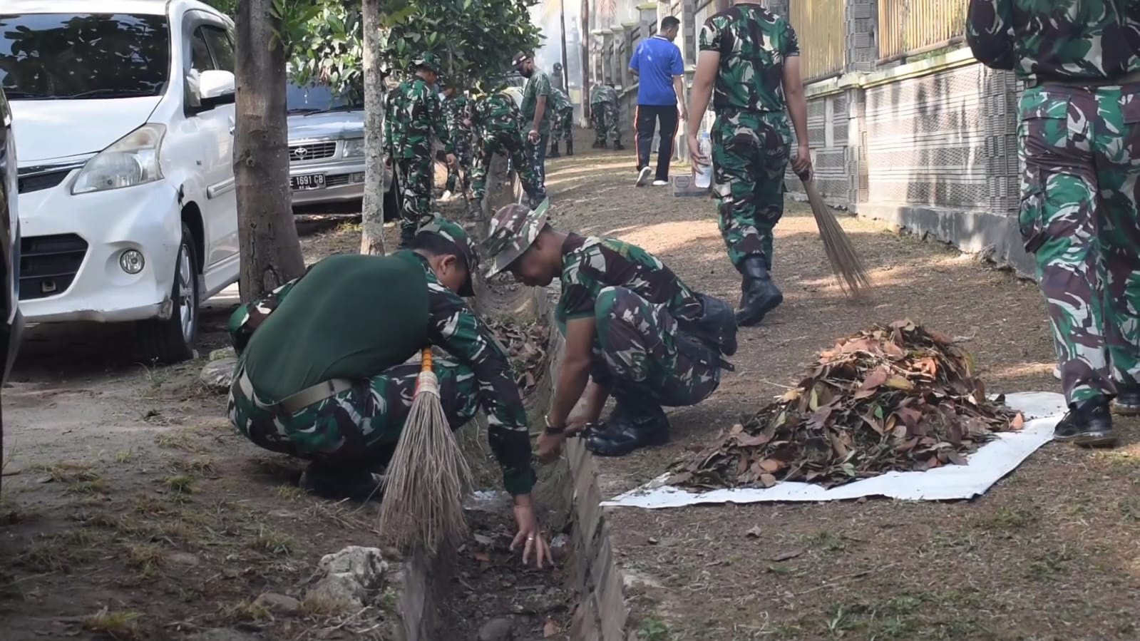 Kompak TNI Wilayah Provinsi Lampung Bersihkan SLB Dharma Bhakti Dharma Pertiwi 