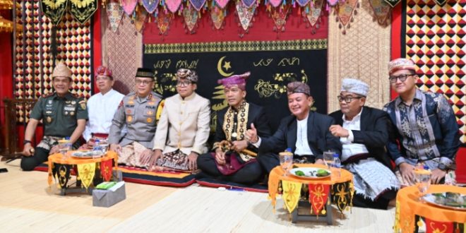 Pj Gubernur Lampung Hadiri Upacara Adat Angkon Anak, Meneguhkan Nilai Persaudaraan dan Pelestarian Budaya