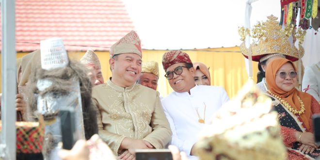 Pj. Gubernur Samsudin dan Ibu Maidawati Menghadiri Acara Begawi Agung Marga Balau