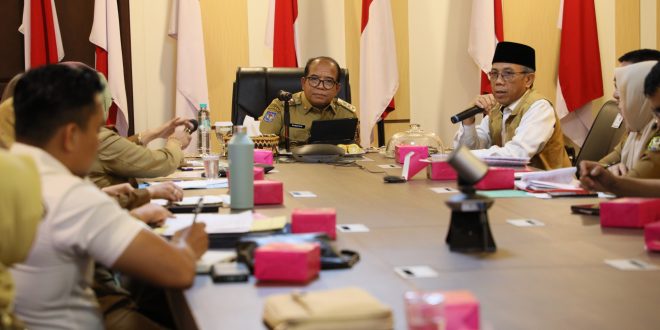 Pj. Gubernur Minta OPD Pemprov Lampung dan Pemkot Bandarlampung Berkolaborasi Tangani Sampah di Pantai Payang Panjang