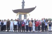 Pj. Gubernur Lampung Lepas Jalan Sehat Bersama Dharma Wanita