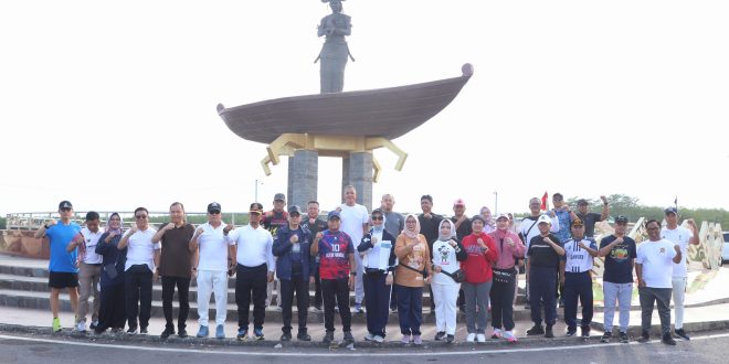 Pj. Gubernur Lampung Lepas Jalan Sehat Bersama Dharma Wanita