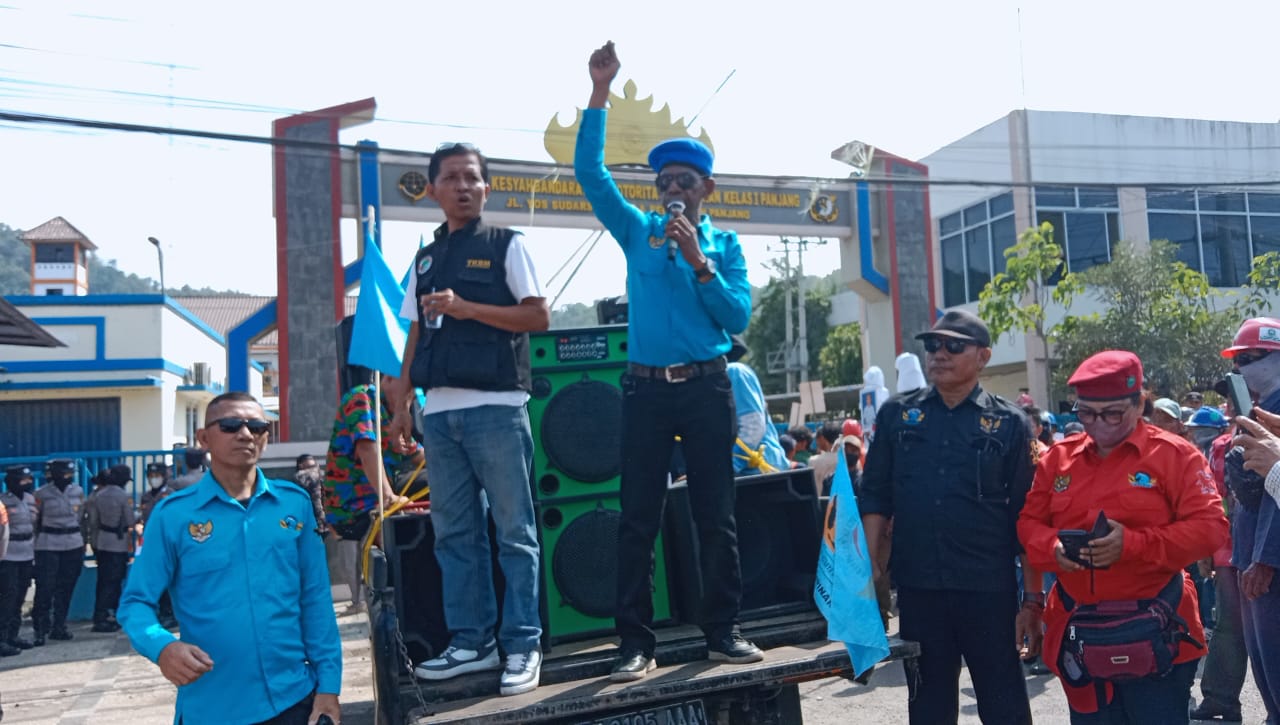 Ramai-Ramai Ormas Demo Atasnamakan Buruh TKBM