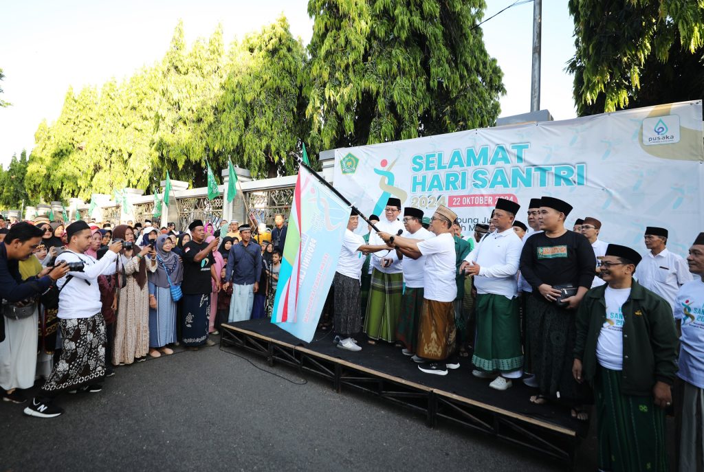 Hari Santri 2024, Pj Gubernur Lampung Lepas Jalan Sehat Sarungan