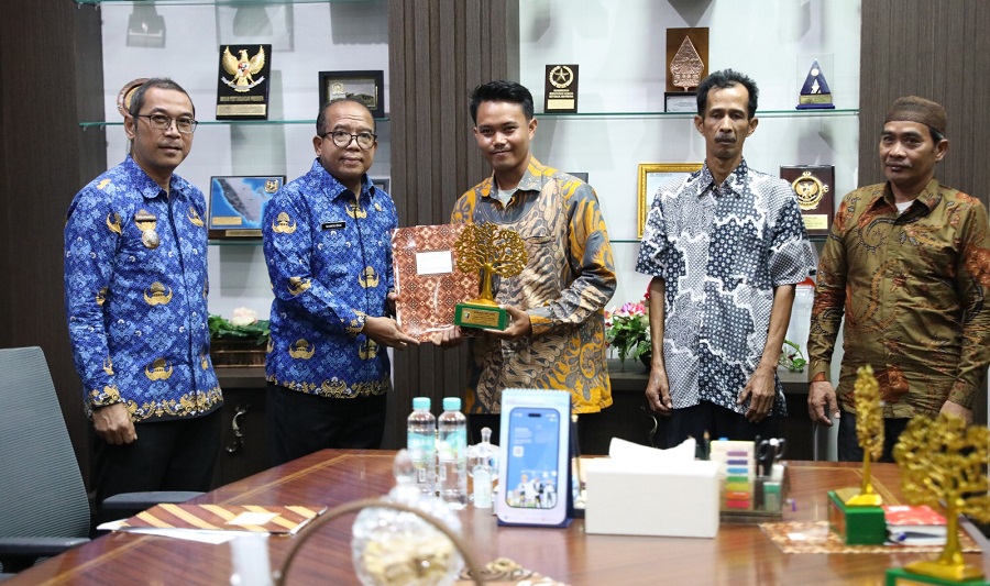 Pj Gubernur Serahkan Penghargaan Pemenang Lomba Wana Lestari Tingkat Provinsi Lampung