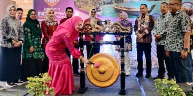Nuri Maulida Pimpin Dekranasda Lampung Selatan Promosikan Kerajinan Khas di ITTIE Batam