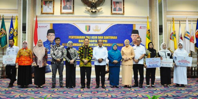 Pj. Gubernur Lampung Serahkan Penghargaan dan Tali Asih untuk Anggota KORPRI