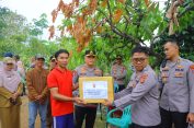 Tinjau Lokasi Bencana Angin Kencang di Sukoharjo Pringsewu, Kapolda Berikan Tali Asih