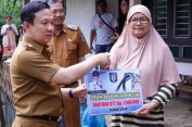 Pj Bupati Pringsewu Serahkan Bantuan Korban Angin Puting Beliung