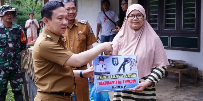 Pj Bupati Pringsewu Serahkan Bantuan Korban Angin Puting Beliung