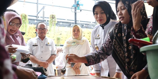 Kadis PPPA Lampung Tinjau Praktik Memasak MPASI dalam Upaya Cegah Stunting