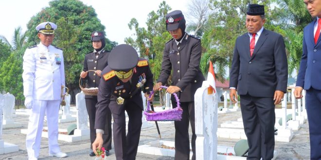 Kapolda Lampung Irjen Helmy Santika Pimpin Ziarah Hari Pahlawan di Makam Pahlawan